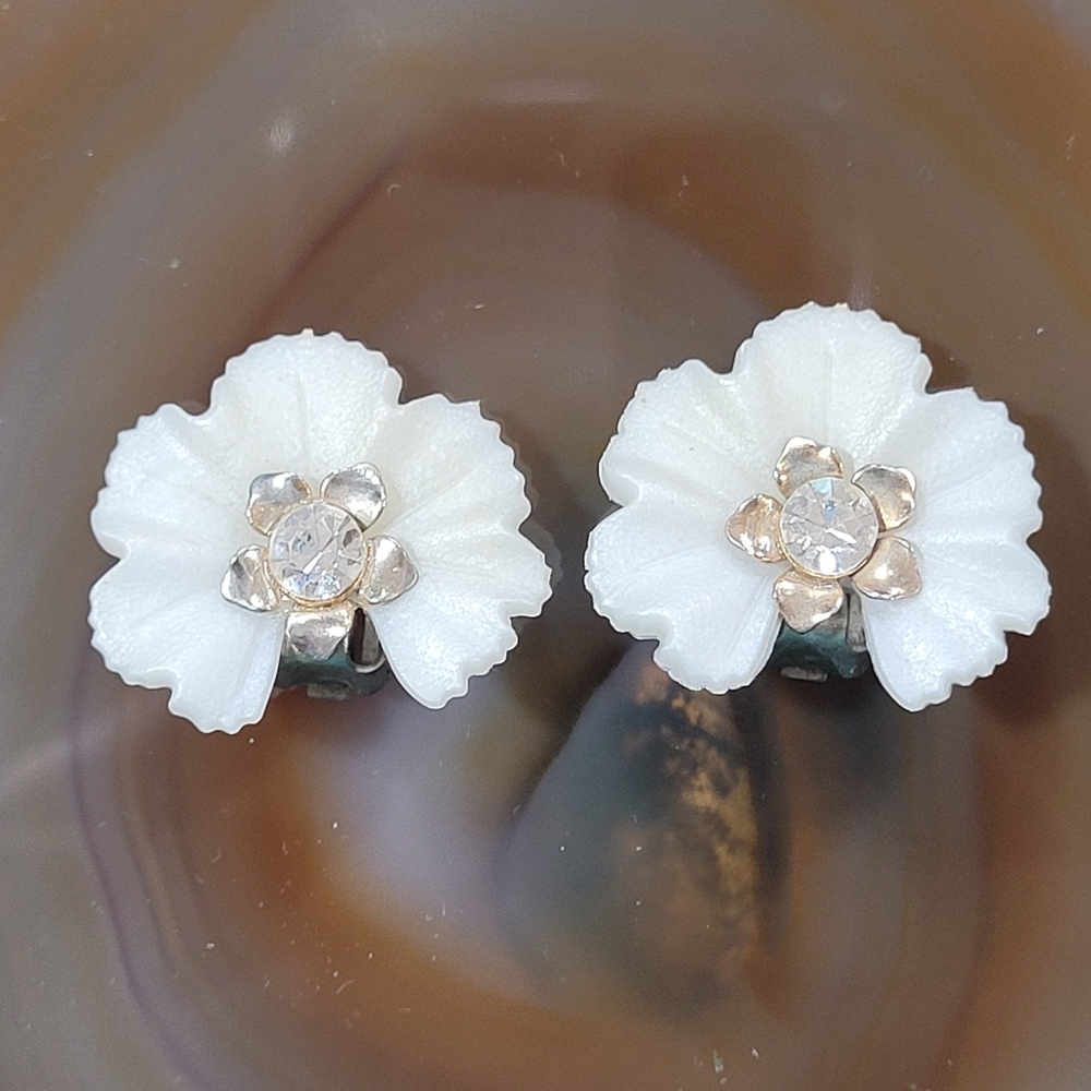 Vintage White Floral Clip-on Earrings